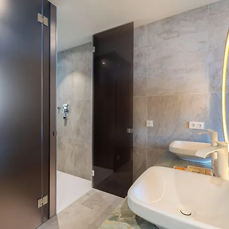 Leiro Residences 5*